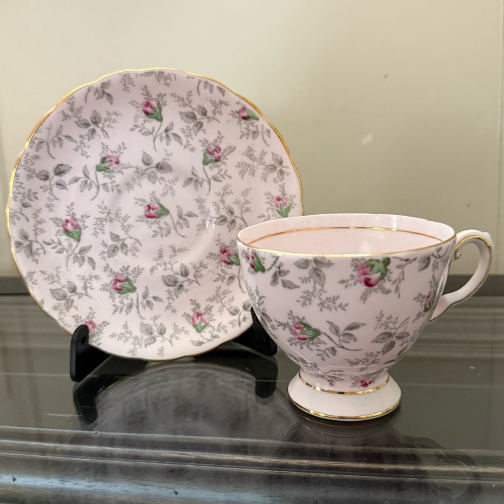 Tuscan fine English bone china teacup and saucer set.
